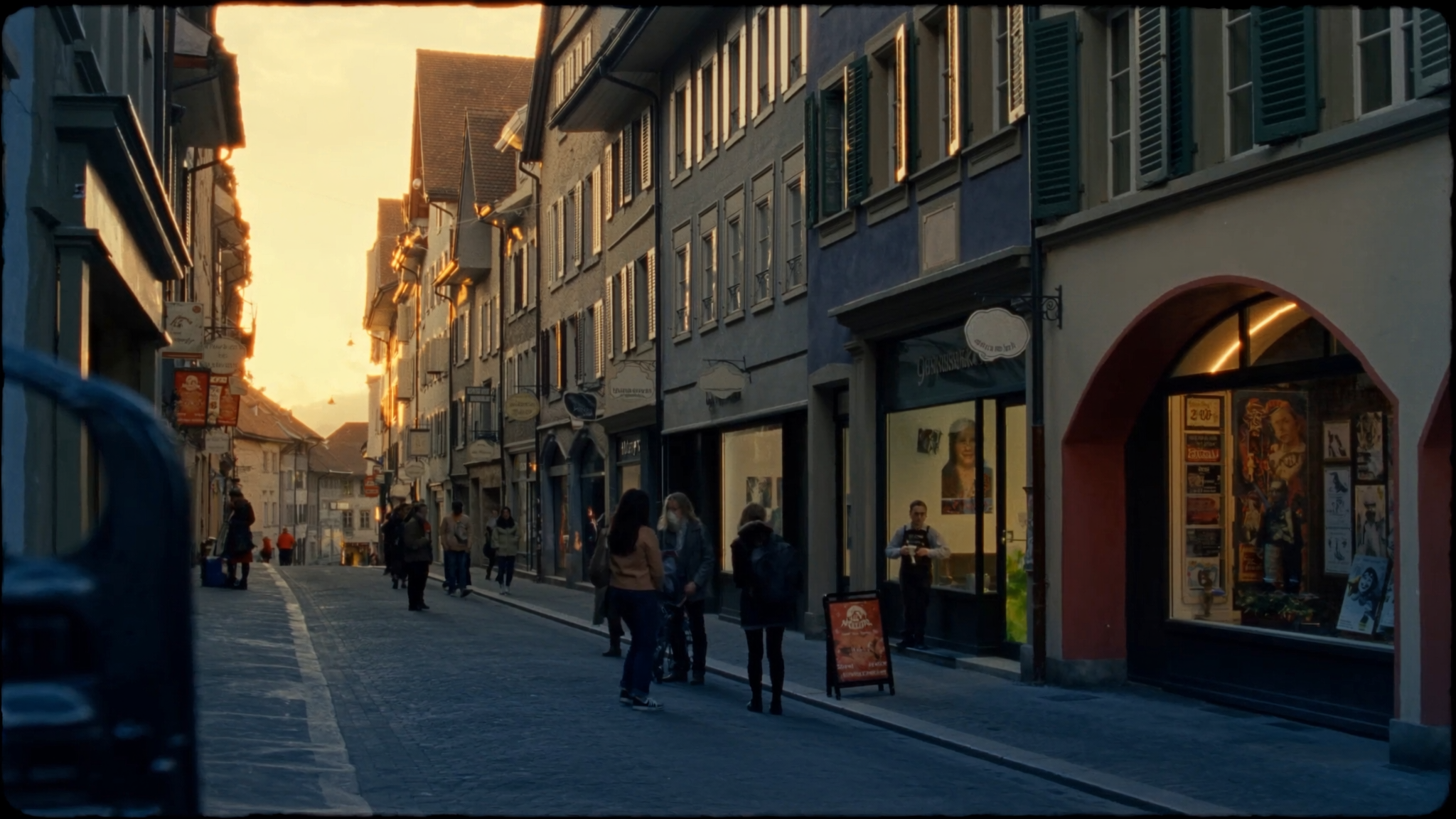 Schweizer Altstadtgasse zur goldenen Stunde mit kleinen Läden und Schaufenstern